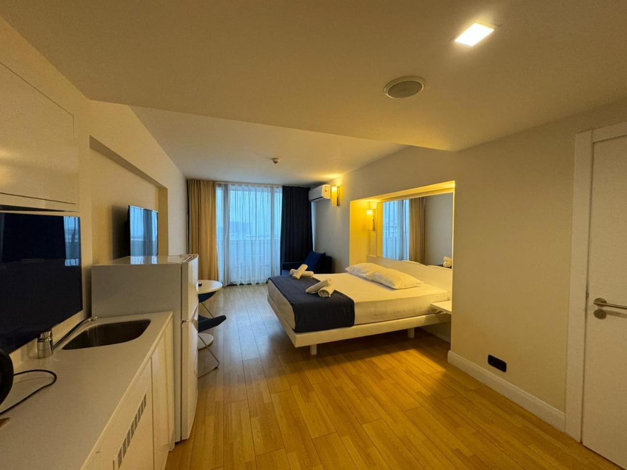 Lux Apart Hotel 555 Μπατούμι Δωμάτιο φωτογραφία