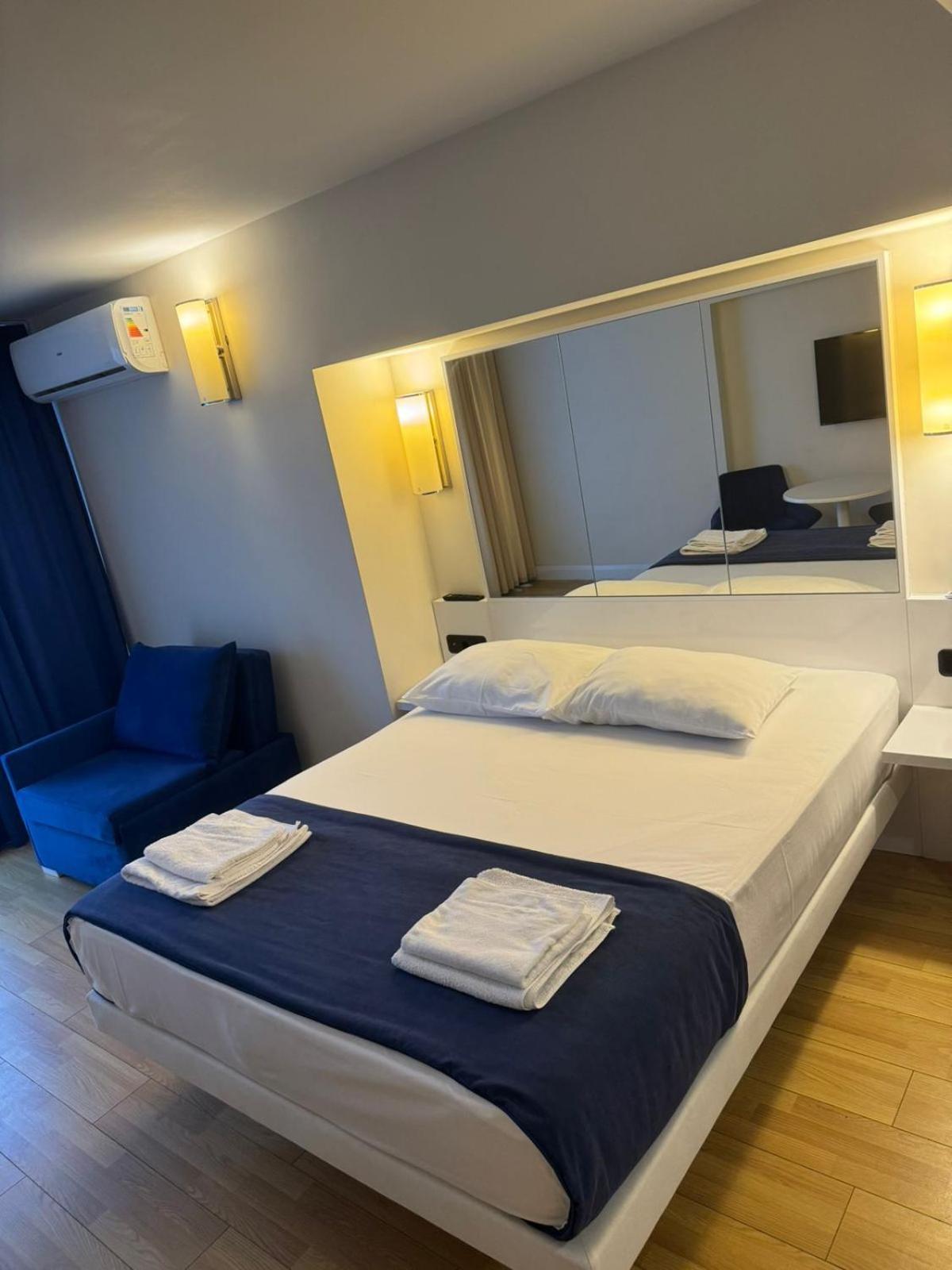 Lux Apart Hotel 555 Μπατούμι Δωμάτιο φωτογραφία