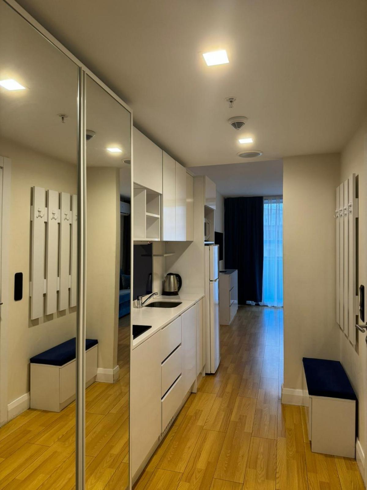 Lux Apart Hotel 555 Μπατούμι Δωμάτιο φωτογραφία