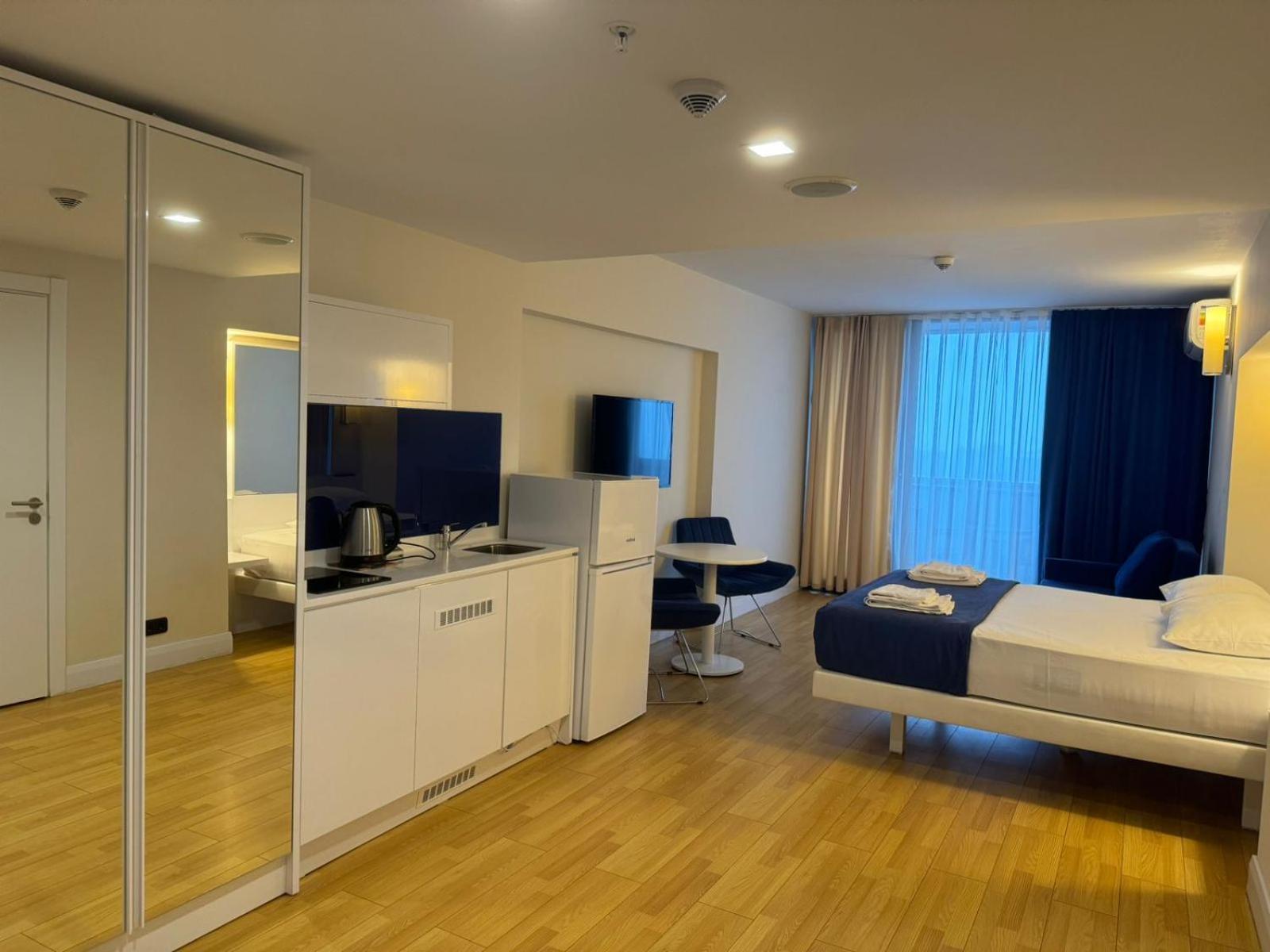 Lux Apart Hotel 555 Μπατούμι Δωμάτιο φωτογραφία