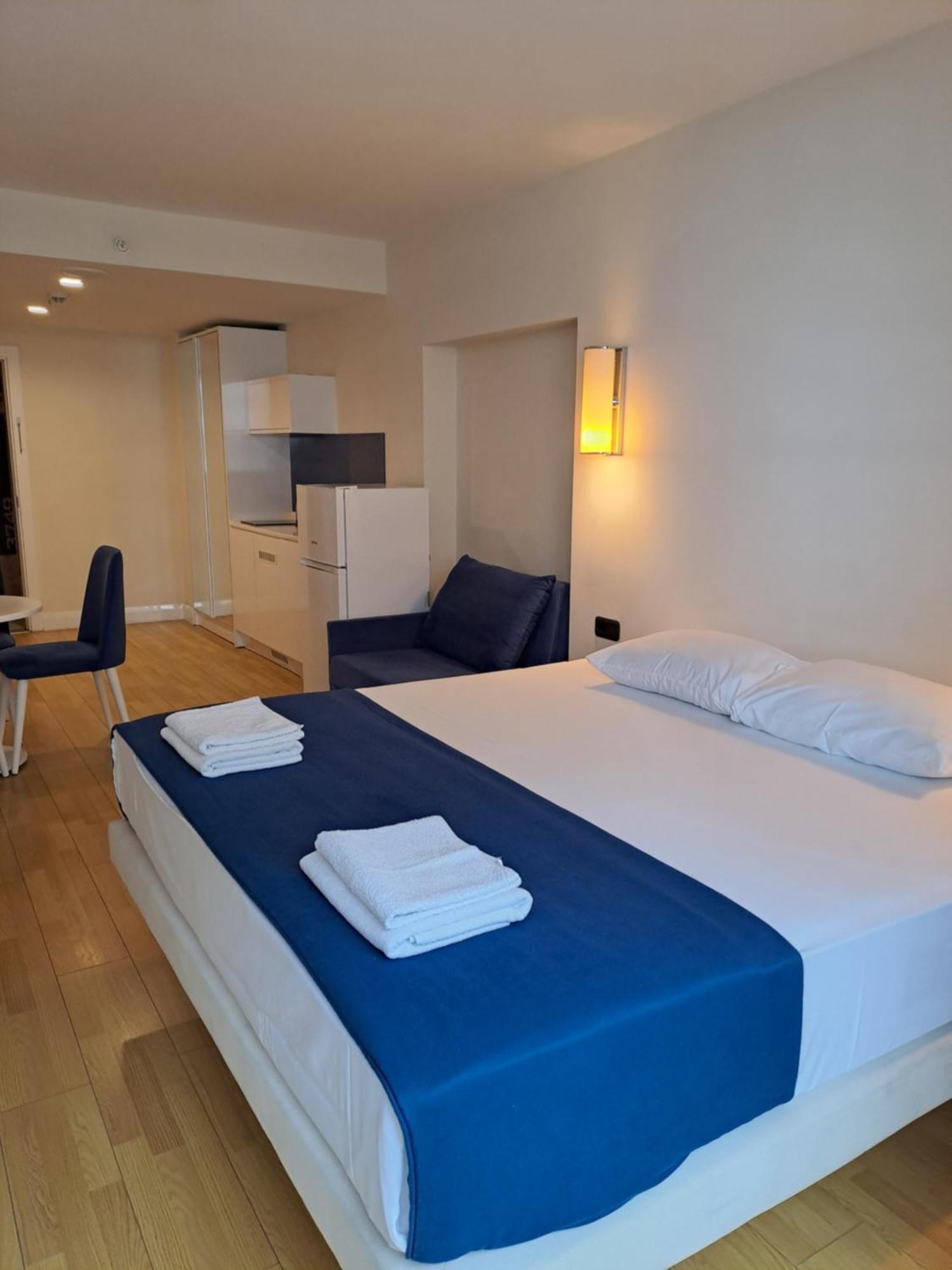 Lux Apart Hotel 555 Μπατούμι Δωμάτιο φωτογραφία