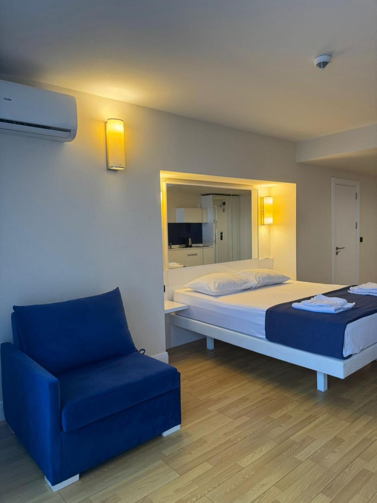 Lux Apart Hotel 555 Μπατούμι Δωμάτιο φωτογραφία