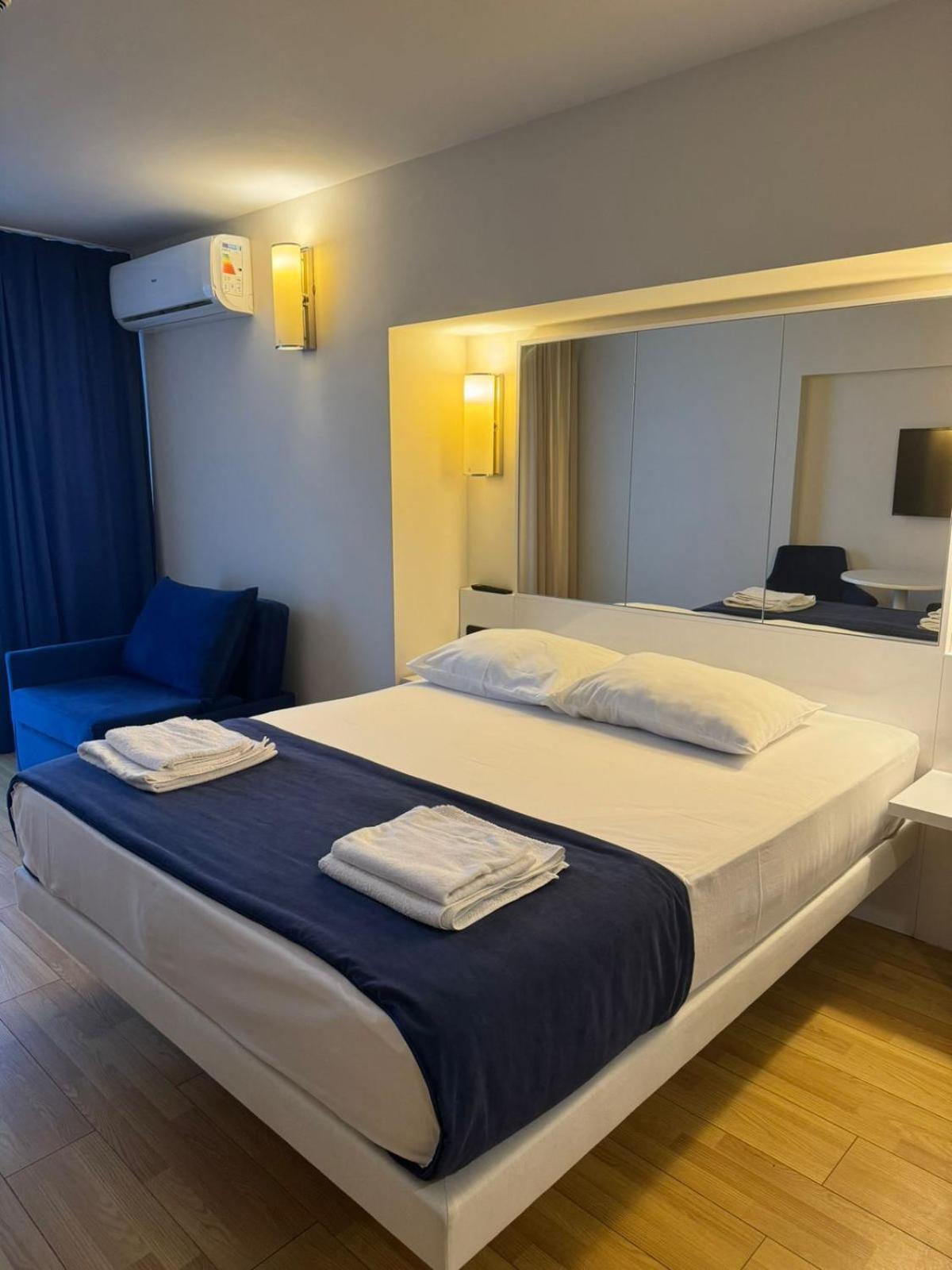 Lux Apart Hotel 555 Μπατούμι Δωμάτιο φωτογραφία