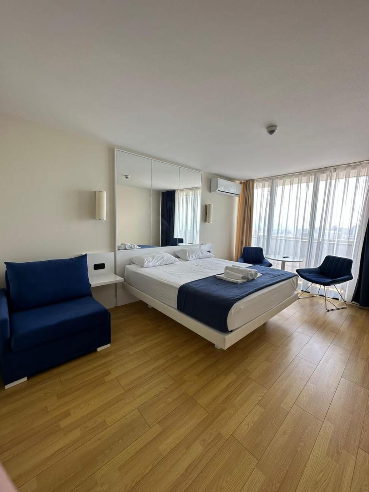 Lux Apart Hotel 555 Μπατούμι Δωμάτιο φωτογραφία