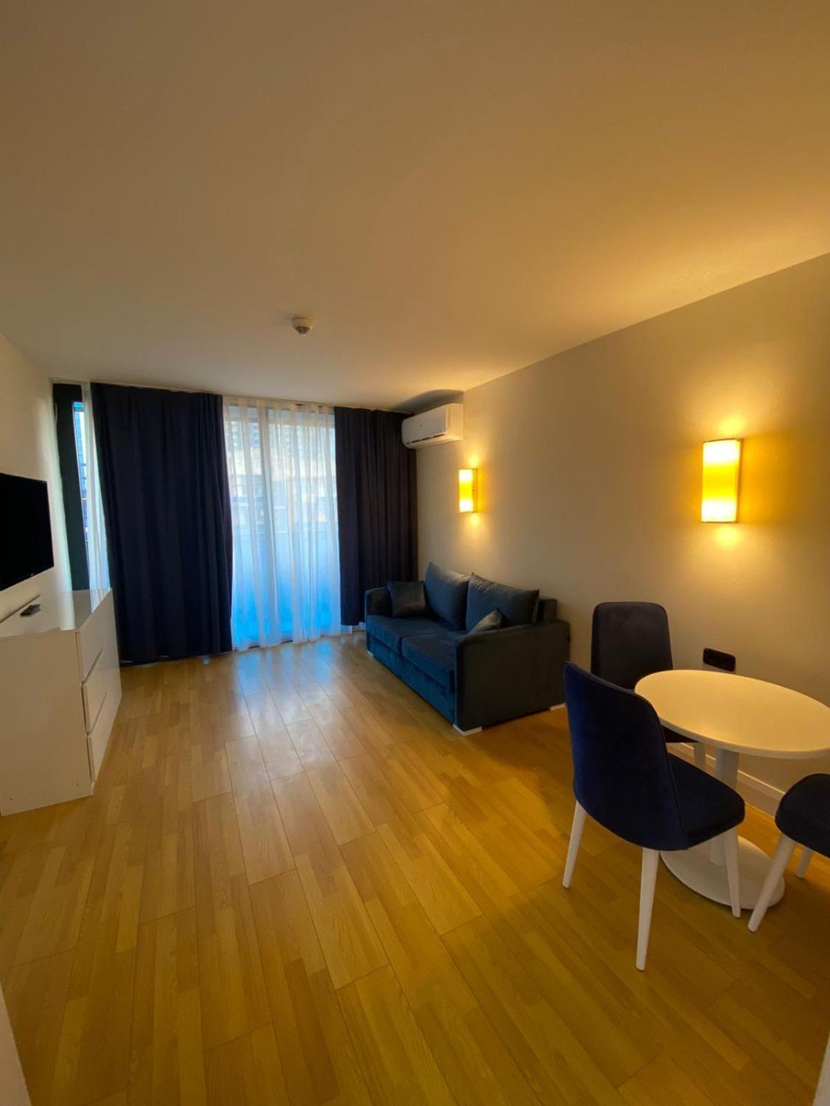 Lux Apart Hotel 555 Μπατούμι Δωμάτιο φωτογραφία