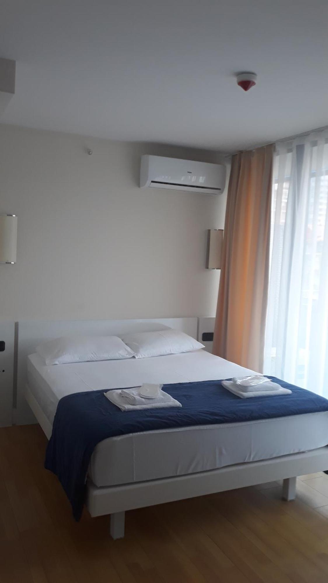 Lux Apart Hotel 555 Μπατούμι Δωμάτιο φωτογραφία