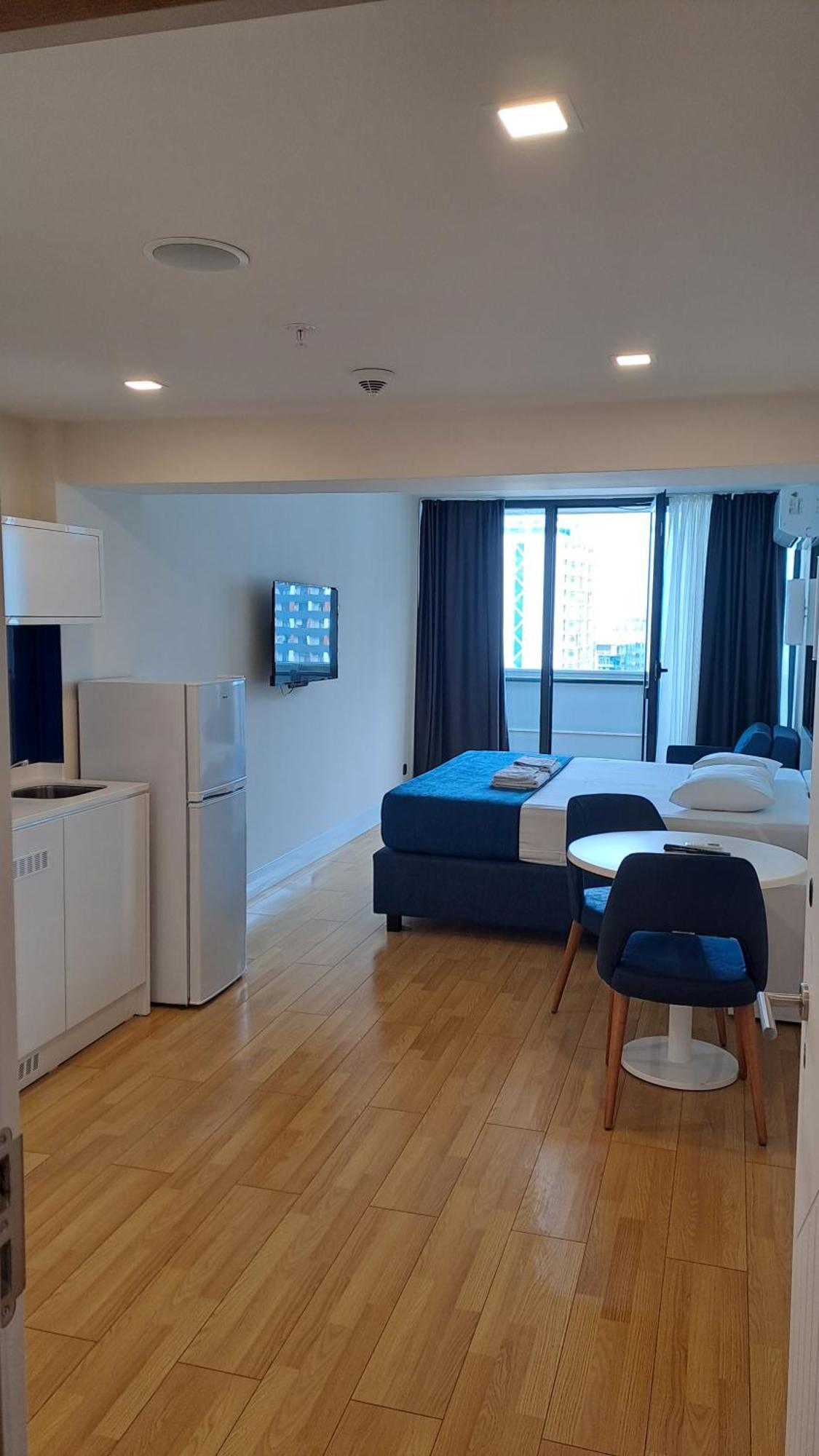 Lux Apart Hotel 555 Μπατούμι Δωμάτιο φωτογραφία