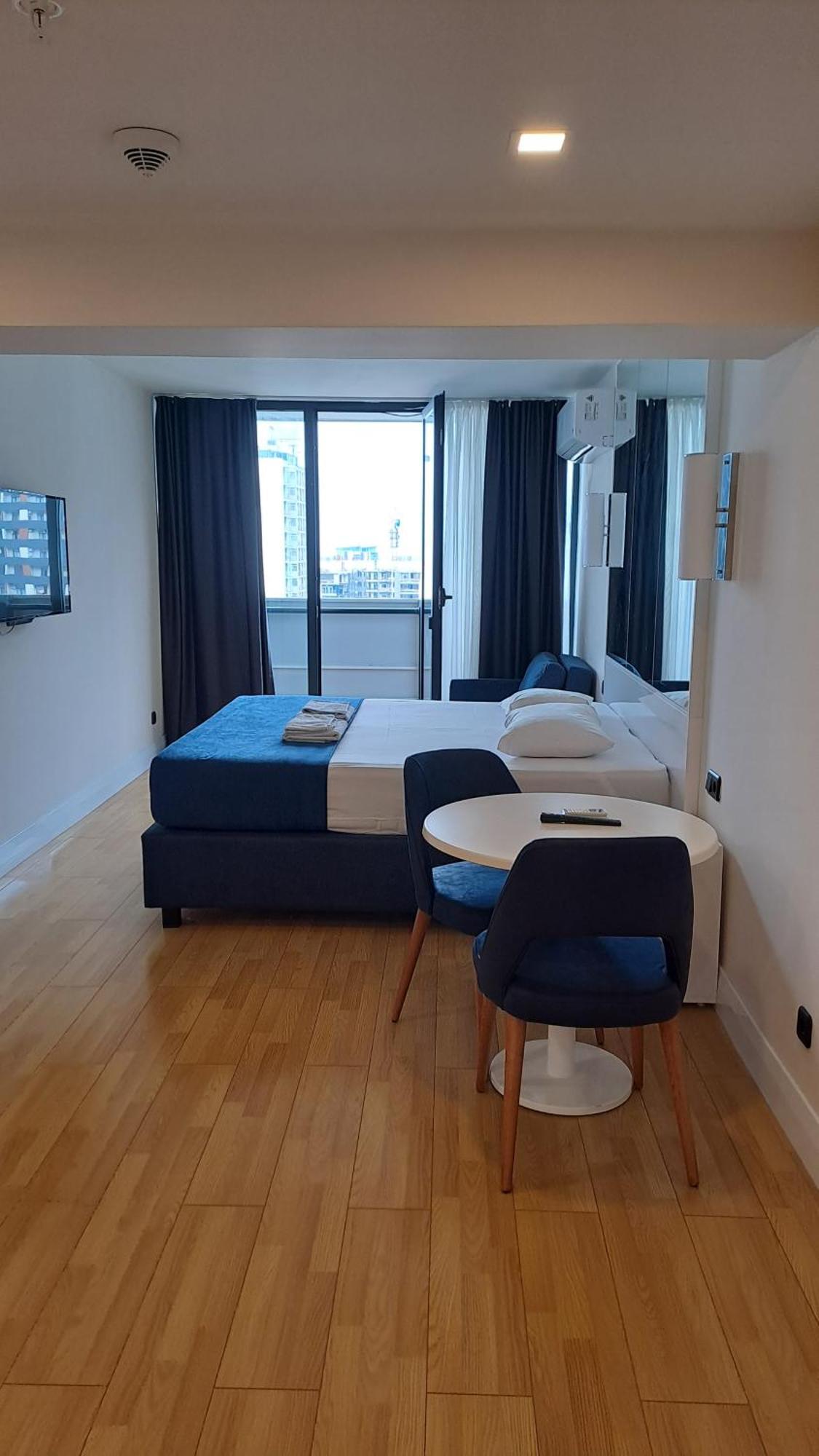 Lux Apart Hotel 555 Μπατούμι Δωμάτιο φωτογραφία